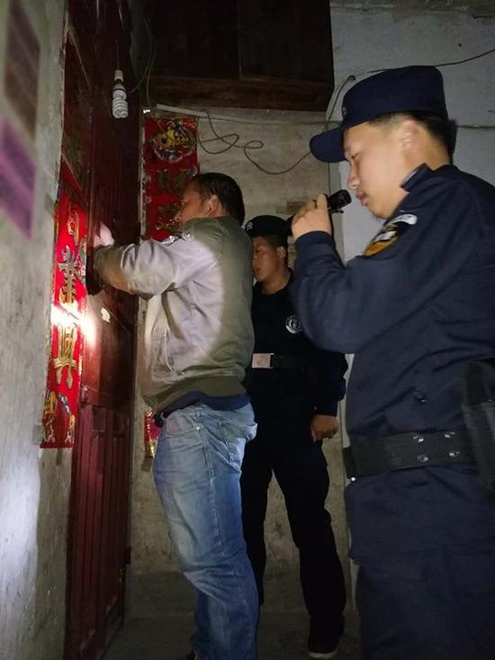 复兴镇粗心妈妈误将幼女锁家中 民警全城寻开锁师傅开门