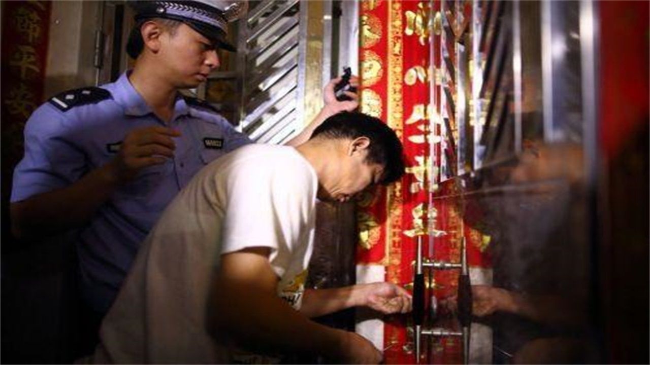 复兴镇请开锁师傅开了锁后，师傅为什么一般都不进门，就算主人请也不进去？